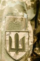 galloni sull'uniforme pixel militare ucraina. distintivo sulla manica delle forze di terra dell'ucraina. foto