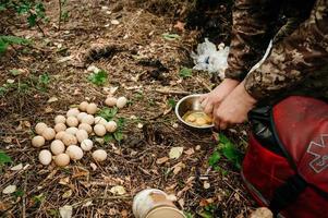 uova e una ciotola profonda, l'esercito ucraino prepara uova nel campo, guerra e cibo per i militari. foto