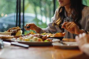 una varietà di piatti sono disposti sulla tavola per preparare i banchetti di famiglia e amici durante la vigilia di Capodanno. diverse idee per la preparazione del cibo per feste di famiglia e amici durante le festività natalizie. foto