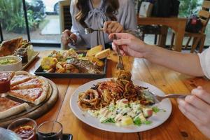 una varietà di piatti sono disposti sulla tavola per preparare i banchetti di famiglia e amici durante la vigilia di Capodanno. diverse idee per la preparazione del cibo per feste di famiglia e amici durante le festività natalizie. foto