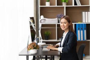 giovani donne d'affari asiatiche lavorano da casa nuovo progetto loft moderno, laptop in ufficio, bella donna freelance che lavora online nel suo ufficio. concetto asiatico della donna di affari di bellezza. foto