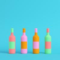 quattro bottiglie di vino colorate su sfondo blu brillante in colori pastello. concetto di minimalismo