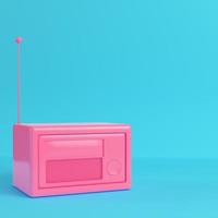 radio in stile retrò rosa su sfondo blu brillante in colori pastello foto
