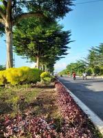 atmosfera mattutina soleggiata sul ciglio della strada nella città di mataram, isola di lombok, indonesia foto