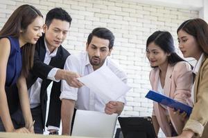 team aziendale di avvio sulla riunione in ufficio e sulla discussione di documenti e idee durante la riunione, concetto di lavoro di gruppo di strategia di discussione foto