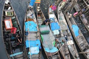 belawan, indonesia - 27 giugno 2022. vecchie barche da pesca, foto aerea, vista dall'alto