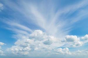 nuvole bianche morbide nel vasto cielo azzurro foto