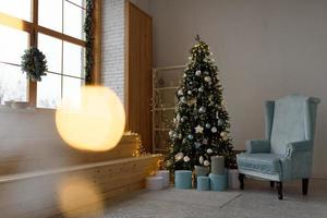 albero di natale con decorazioni regali per la stanza interna invernale per le vacanze di capodanno foto