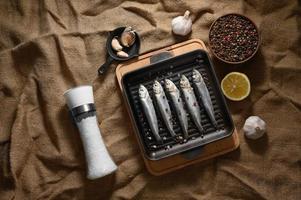 sardine fresche su fondo rustico. foto