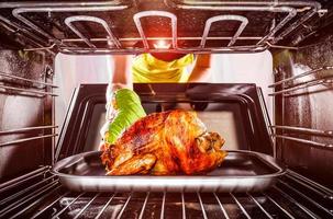 cucinare il pollo nel forno di casa. foto