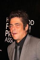 los angeles, 13 agosto - benicio del toro all'hfpa ospita banchetti di sovvenzioni annuali, arrivi al beverly wilshire hotel il 13 agosto 2015 a beverly hills, ca foto