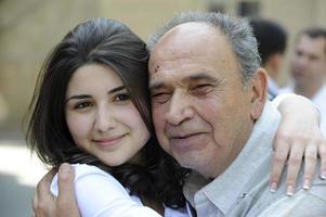 abbracciare e sorridere nonno con il nipote foto