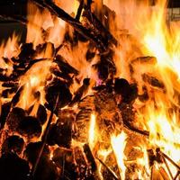 fiamme di fuoco su sfondo nero, fiamma di fuoco fiamma sfondo trama, magnificamente, il fuoco sta bruciando, fiamme di fuoco con legno e falò di sterco di vacca foto