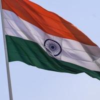 bandiera dell'india che sventola alta a connaught place con orgoglio nel cielo blu, bandiera dell'india, bandiera indiana il giorno dell'indipendenza e il giorno della repubblica dell'india, sventolando la bandiera indiana, sventolando la bandiera indiana foto