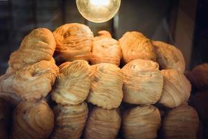 i bignè al curry sono uno spuntino molto popolare adattato da amphoe muak lek, provincia di saraburi nella thailandia centrale foto