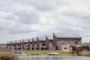 nuove case di famiglia con pannelli solari sul tetto