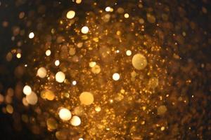 golden glitter bokeh illuminazione texture sfocato sfondo astratto per compleanno, anniversario, matrimonio, capodanno o natale foto