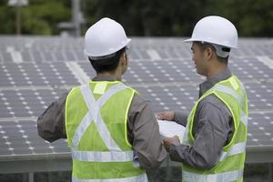 due ingegneri asiatici in una stazione di pannelli solari