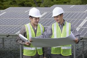 due ingegneri asiatici del pannello solare al lavoro.