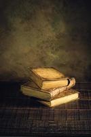 libri antichi vintage su pavimento in legno e carta invecchiata sfondo o texture foto