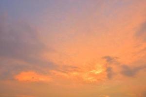 il cielo con la nuvola bellissimo sfondo del tramonto foto