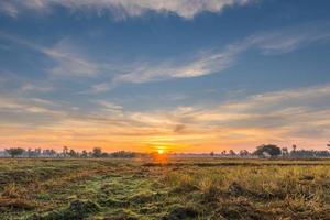 paesaggio rurale i campi all'alba mattina e bel cielo foto