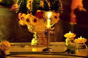 passeggiata della cultura tailandese a lume di candela nel giorno di asalha puja, giorno di magha puja, giorno di visakha puja foto