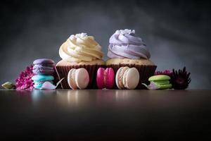 amaretti o amaretti e cupcakes su dessert in legno dolce bello da mangiare foto