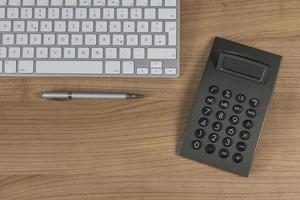 tastiera e calcolatrice sul desktop foto