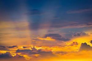 il cielo con la nuvola bellissimo sfondo del tramonto foto