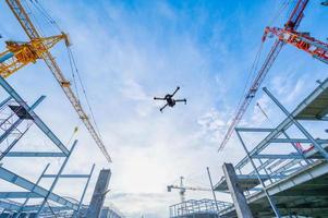 drone sul cantiere. videosorveglianza o ispezione industriale foto