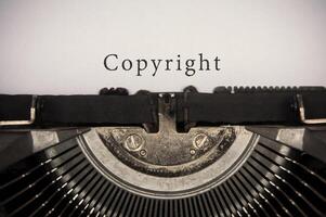testo del copyright digitato su una vecchia macchina da scrivere vintage. concettuale foto