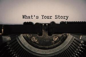 scrivi il testo della tua storia su una vecchia macchina da scrivere vintage. concetto di stile di vita foto