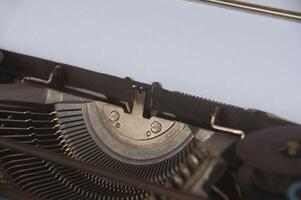 vista selettiva di una vecchia macchina da scrivere a colori vintage. foto