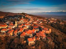 vista a volo d'uccello della famosa attrazione turistica - sighnaghi ama gli edifici del tetto rosso della città a kakheti, in georgia foto