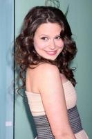 los angeles, 2 aprile - katie lowes arriva al benvenuto a shondaland - una serata con shonda rime e amici a leonard h. Goldenson Theatre il 2 aprile 2012 a North Hollywood, ca foto