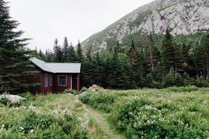 casa vicino a una montagna foto