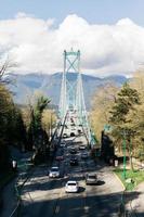 macchine che guidano su un ponte foto