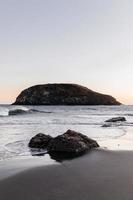 formazioni rocciose nell'oceano foto