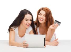 adolescenti sorridenti con tablet pc e carta di credito