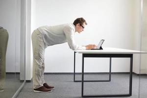 esercizio durante il lavoro d'ufficio - uomo con tablet nel suo ufficio