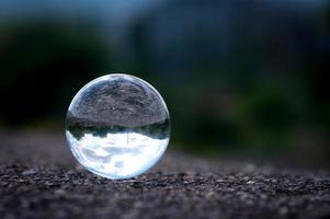 una lente a sfera con vista orizzontale invertita. immagine ravvicinata di una palla di vetro. foto