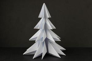 albero di origami bianco su sfondo nero foto
