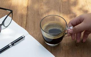 tazza di caffè sul tavolo foto