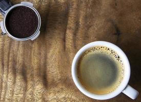 tazza di caffè e caffè macinato foto