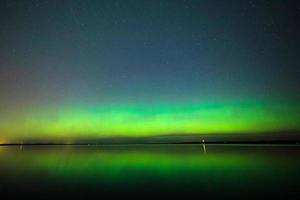 aurora boreale sopra il lago in Finlandia