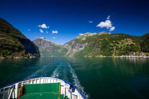 viaggiando lungo il fiordo di geiranger in Norvegia foto