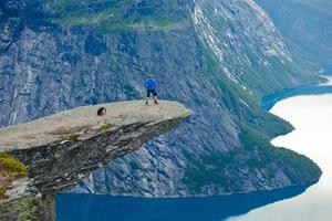 famoso luogo norvegese per escursioni su roccia - trolltunga, lingua di troll, norvegia