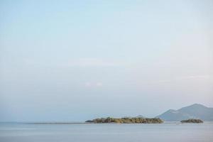 paesaggio marino rilassante con il cielo e il mare di blu e mini isola foto