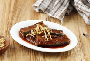 terong balado, melanzane in padella servite con pomodoro e concentrato di peperoncino o sambal. foto